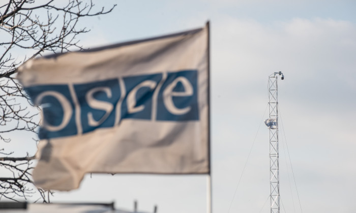 Flagge mit Logo der OSZE
